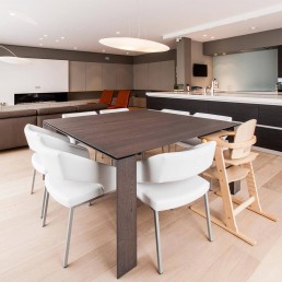 foto van een moderne open living, keuken en eetkamer