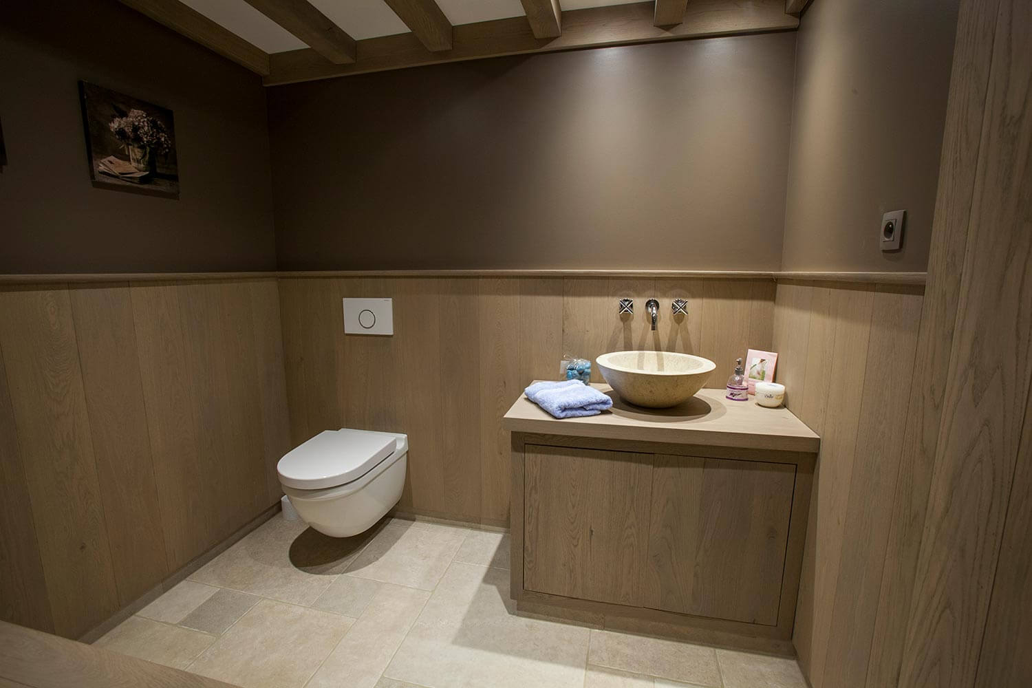 foto van toilet en lavabo in Wellness ruimte