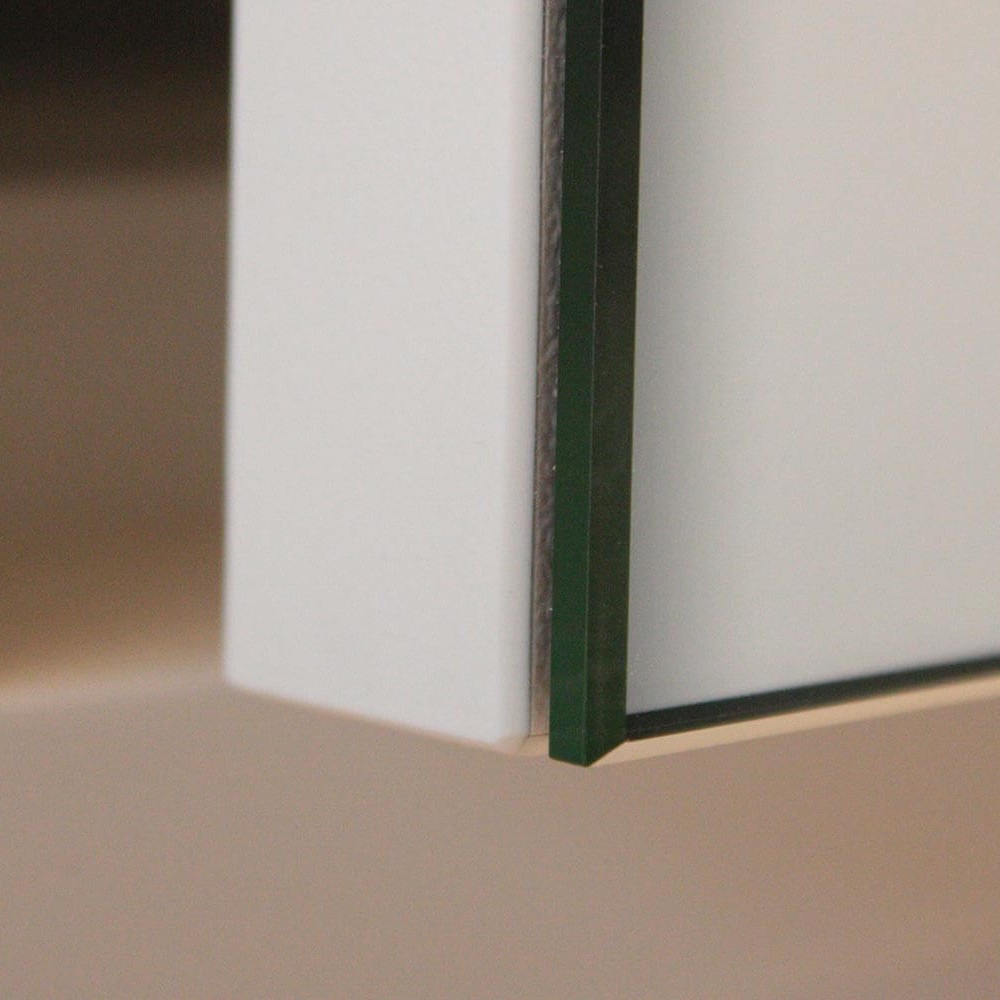 detailfoto van de afwerking van deur met een spiegel van een spiegelkast boven de lavabo